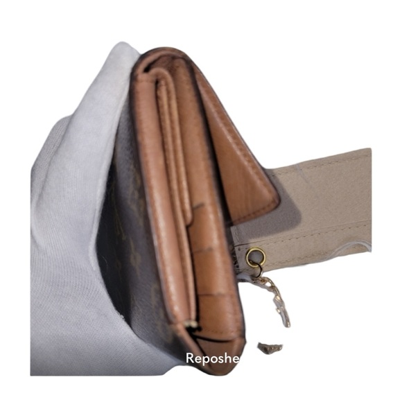 Louis VuittonMonogram International Trifold +insert and 26"chain - Picture 11 of 16